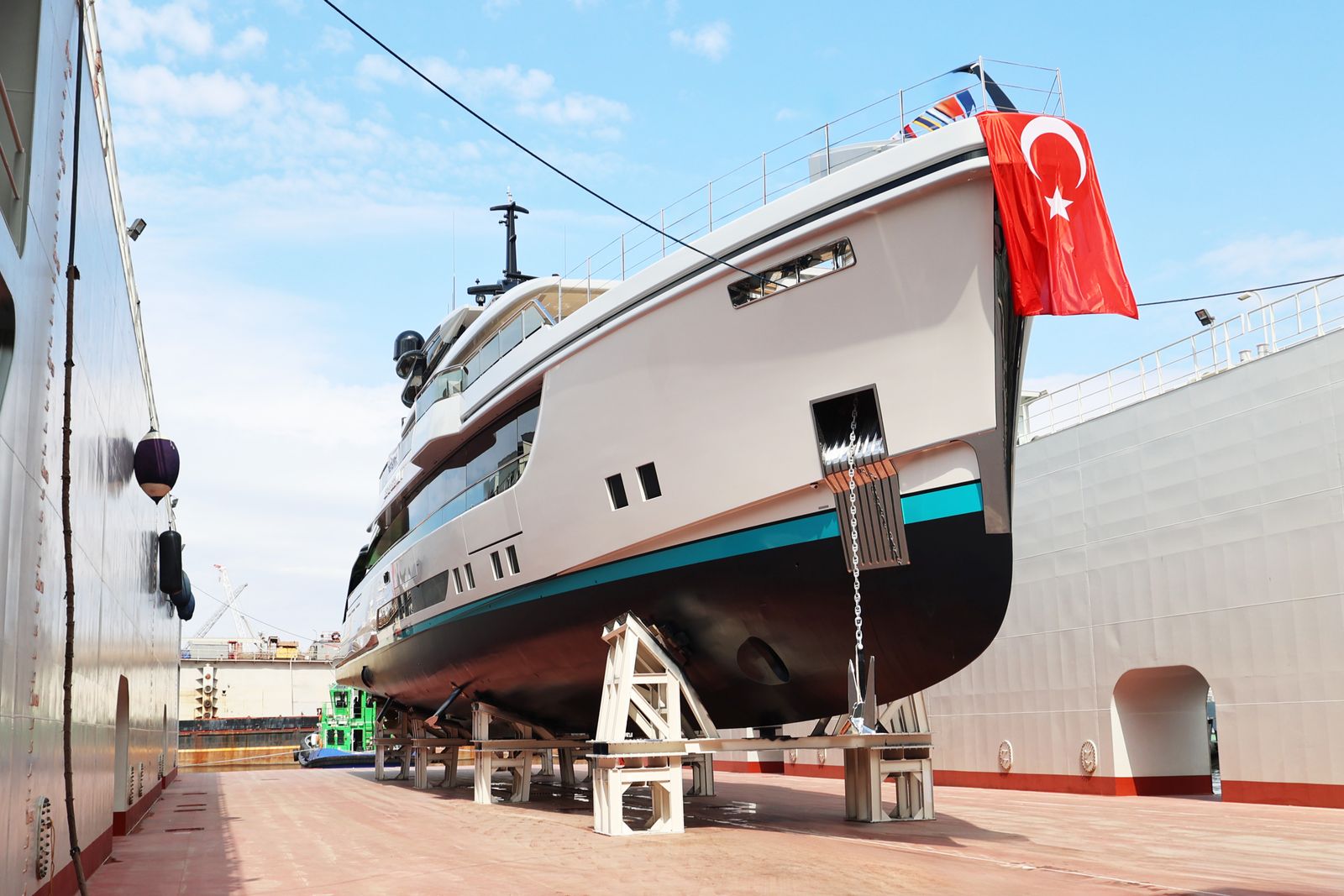 Tersanede bir yat; hizmetleri anlatan temsili fotoğraf